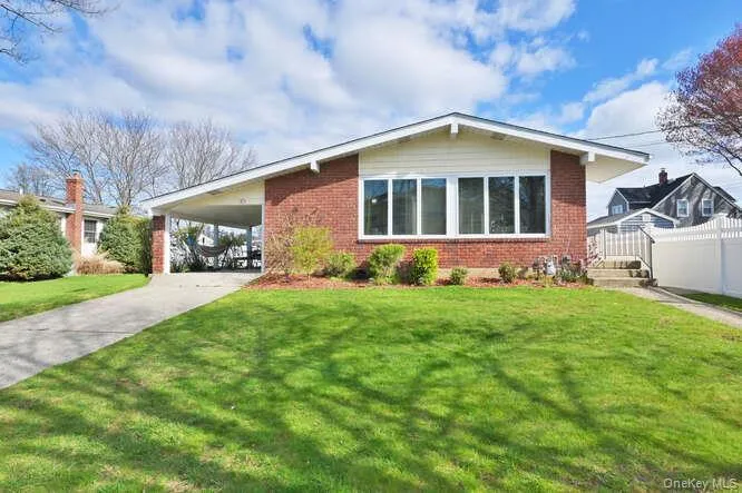 10 Pickwick Drive S Hicksville, NY 11801
