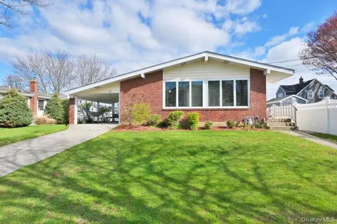 10 Pickwick Drive S