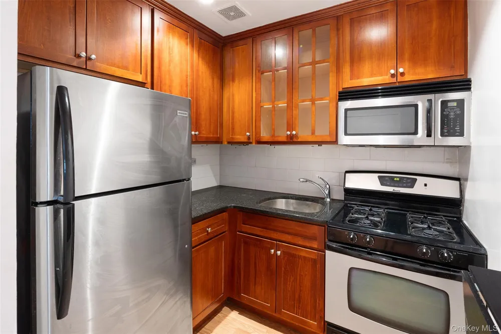 495 E 7th Street #1J Brooklyn, NY 11218