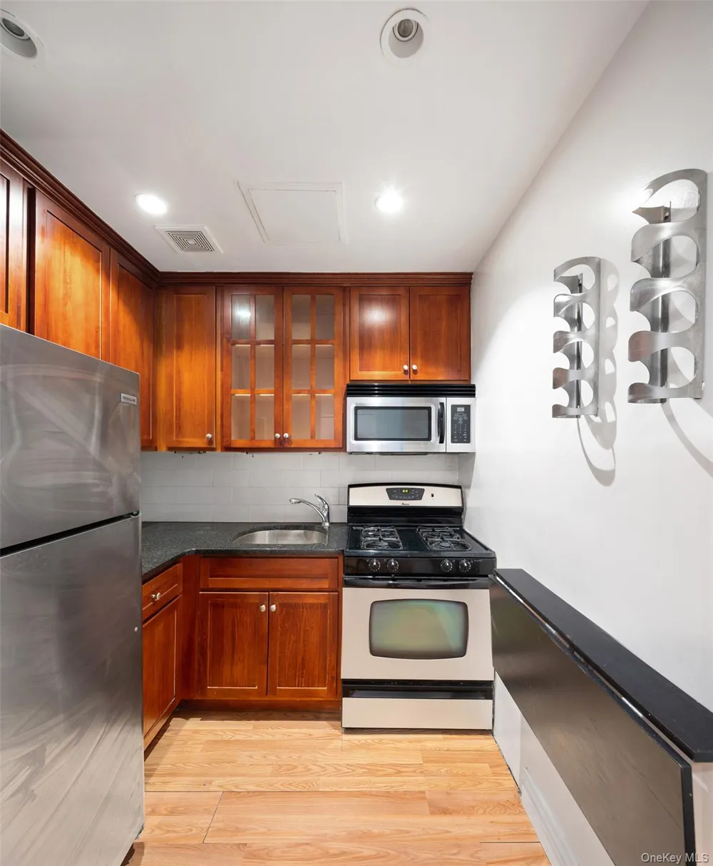 495 E 7th Street #1J Brooklyn, NY 11218