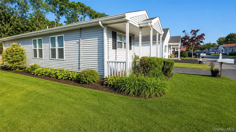 53 Village Circle E #E053 Manorville, NY 11949