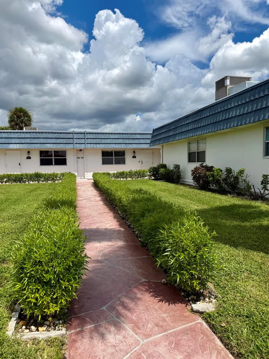 119 WATERFORD E Delray Beach, FL 33446