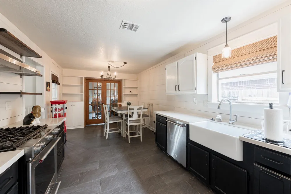 5501 Pecos Street Dickinson, TX 77539