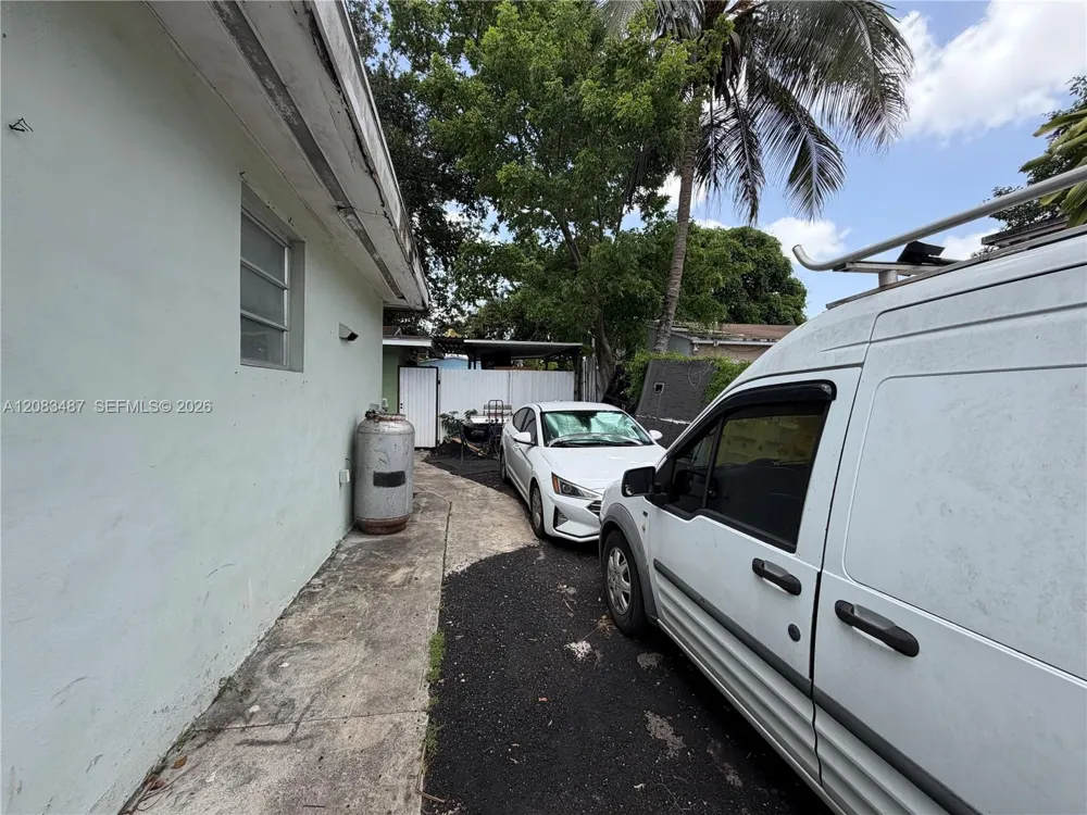 3245 NW 34th St Miami, FL 33142