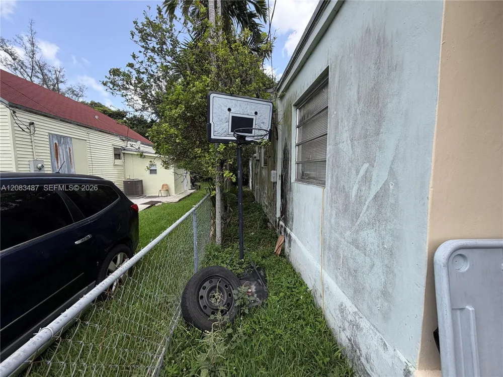 3245 NW 34th St Miami, FL 33142