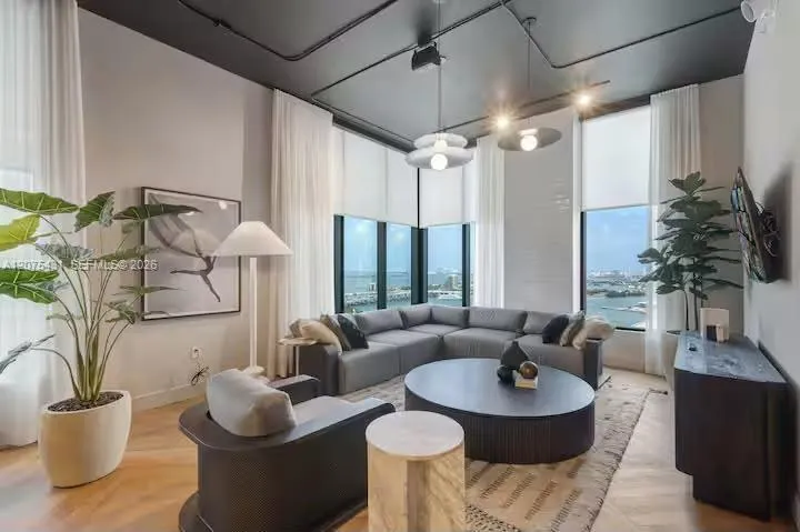 121 NE 5th St #1711 Miami, FL 33132