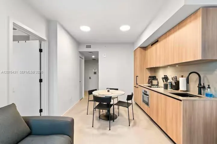 121 NE 5th St #1711 Miami, FL 33132