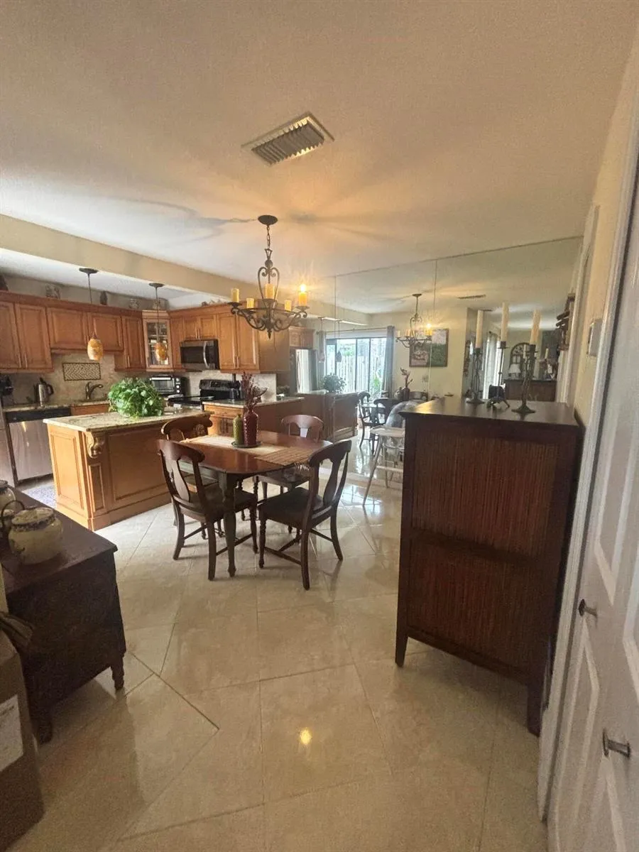 113 W LAKE ARBOR DRIVE Palm Springs, FL 33461