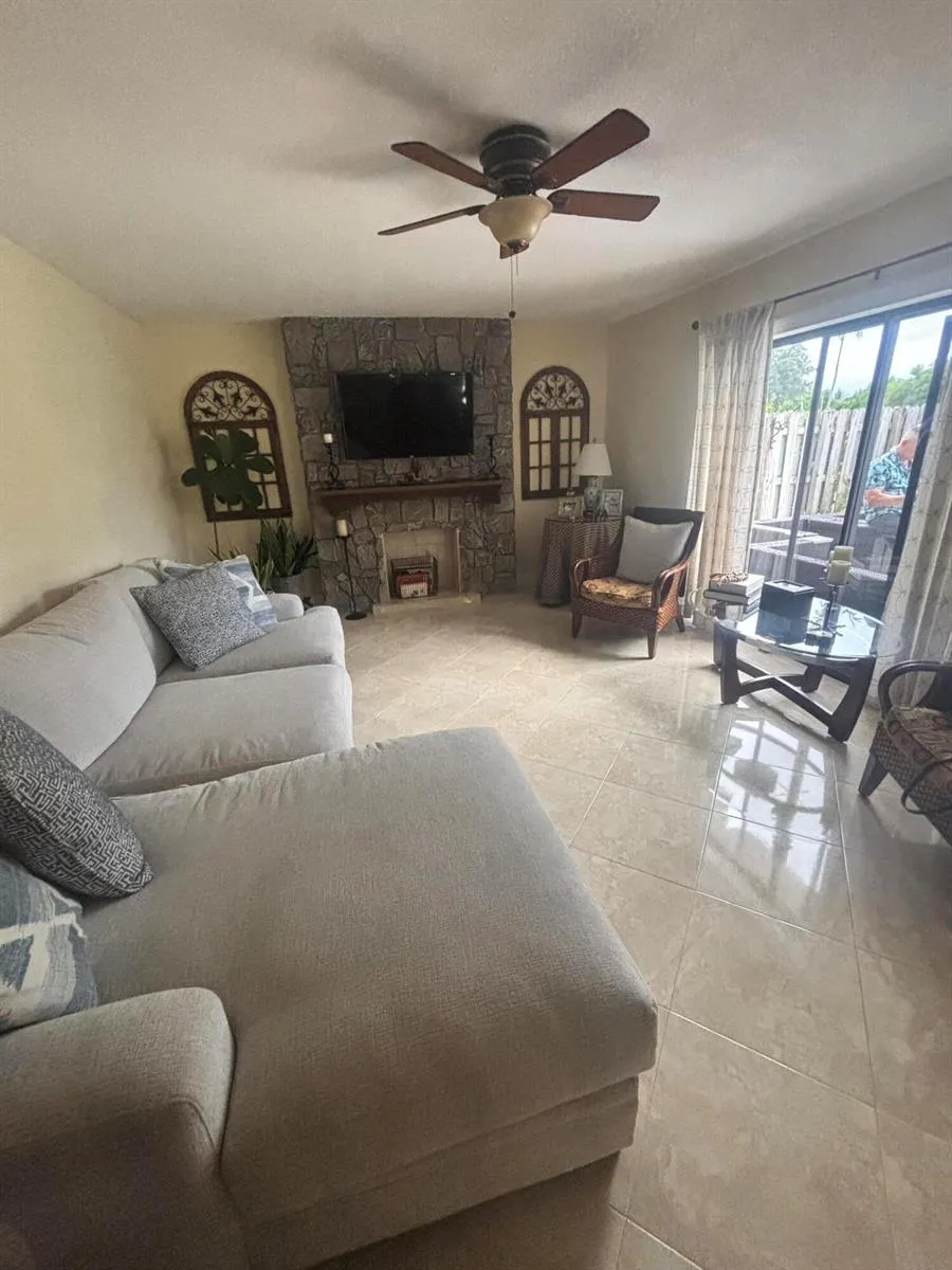 113 W LAKE ARBOR DRIVE Palm Springs, FL 33461