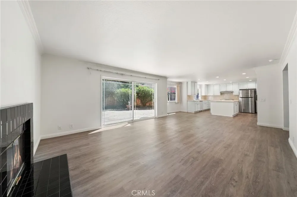 914 Sterling Oaks Court Oak Park, CA 91377