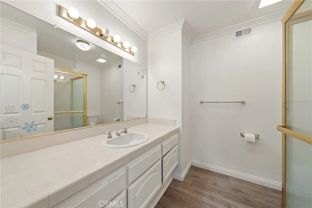 914 Sterling Oaks Court Oak Park, CA 91377