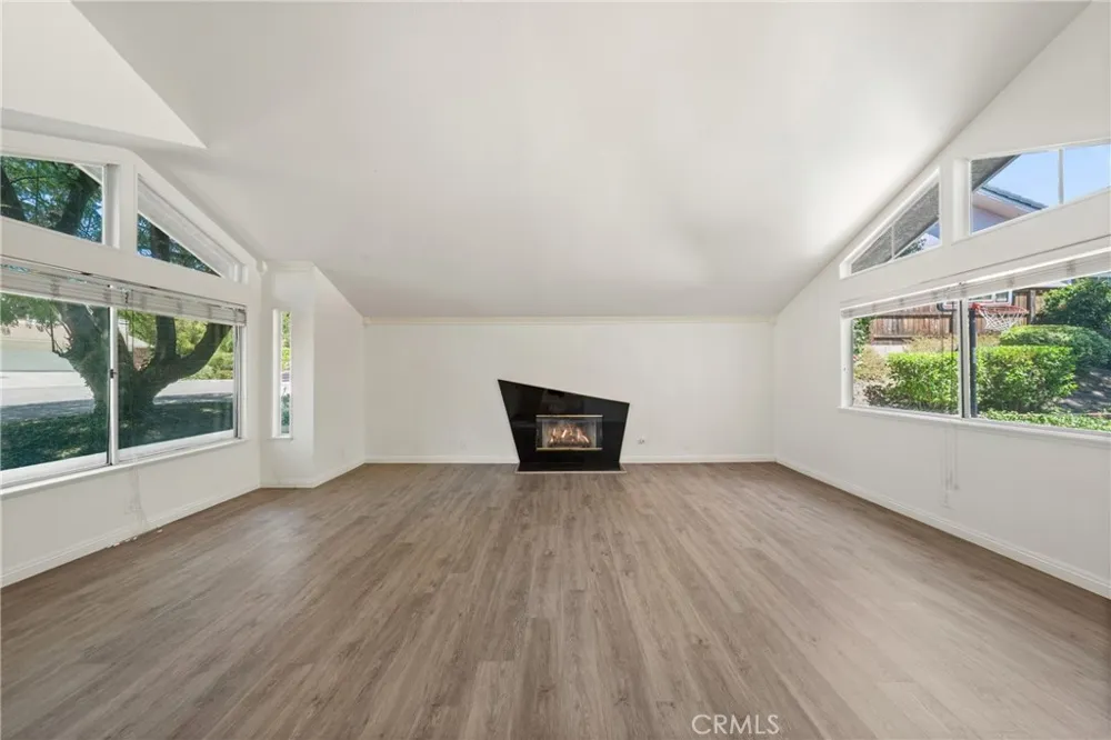 914 Sterling Oaks Court Oak Park, CA 91377