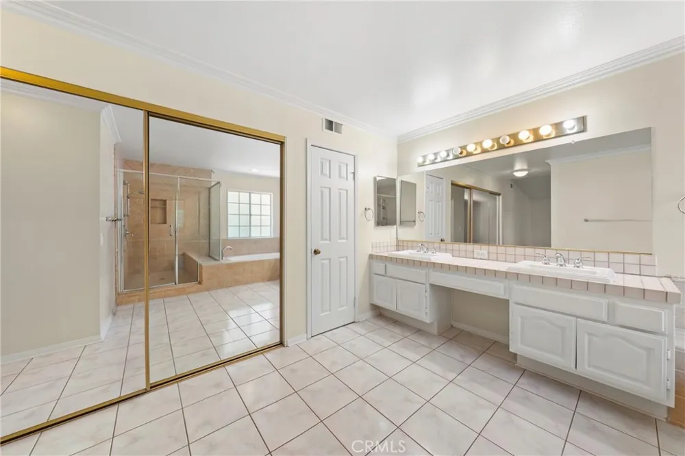 914 Sterling Oaks Court Oak Park, CA 91377