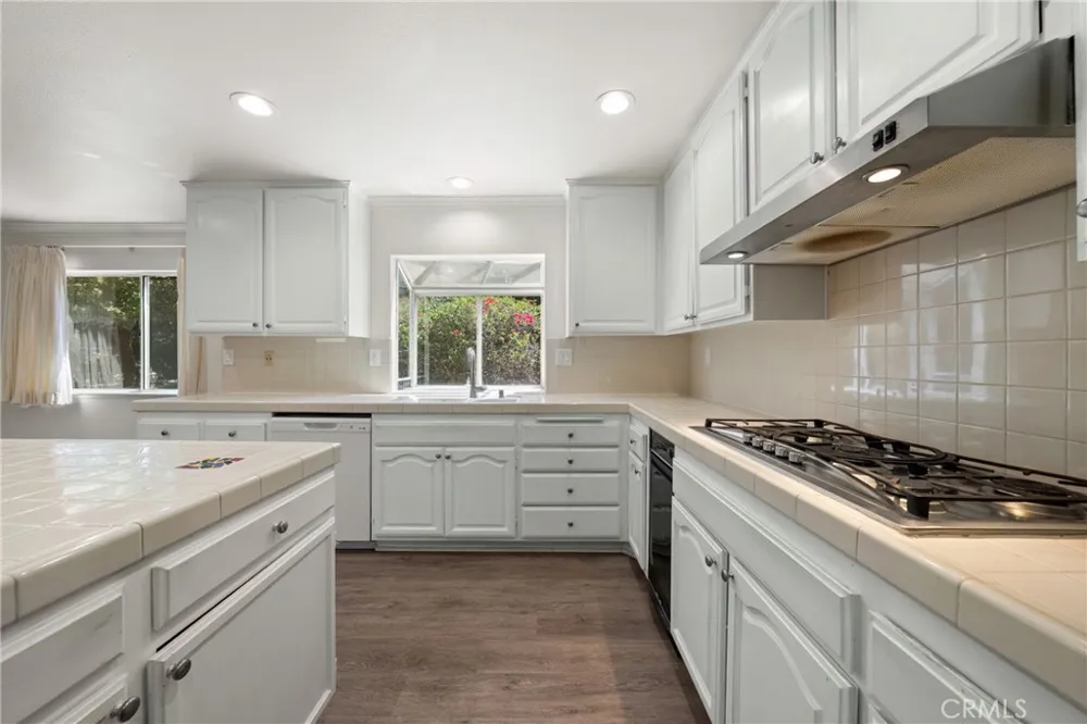 914 Sterling Oaks Court Oak Park, CA 91377