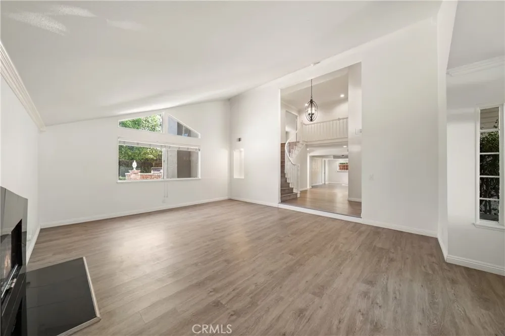 914 Sterling Oaks Court Oak Park, CA 91377