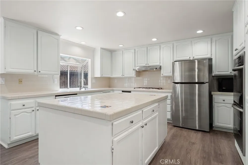 914 Sterling Oaks Court Oak Park, CA 91377