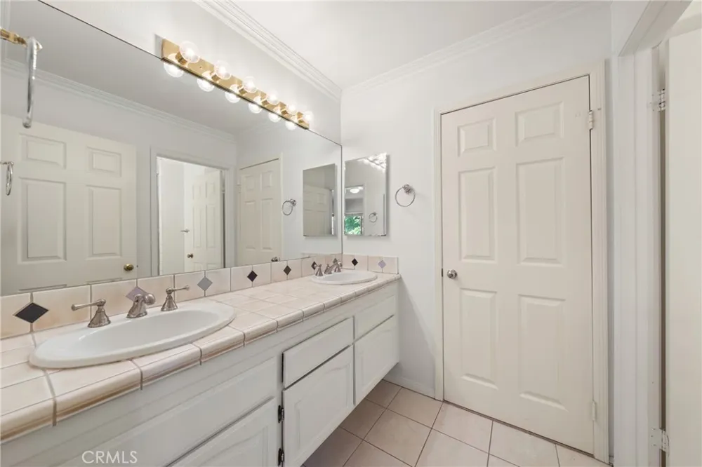 914 Sterling Oaks Court Oak Park, CA 91377