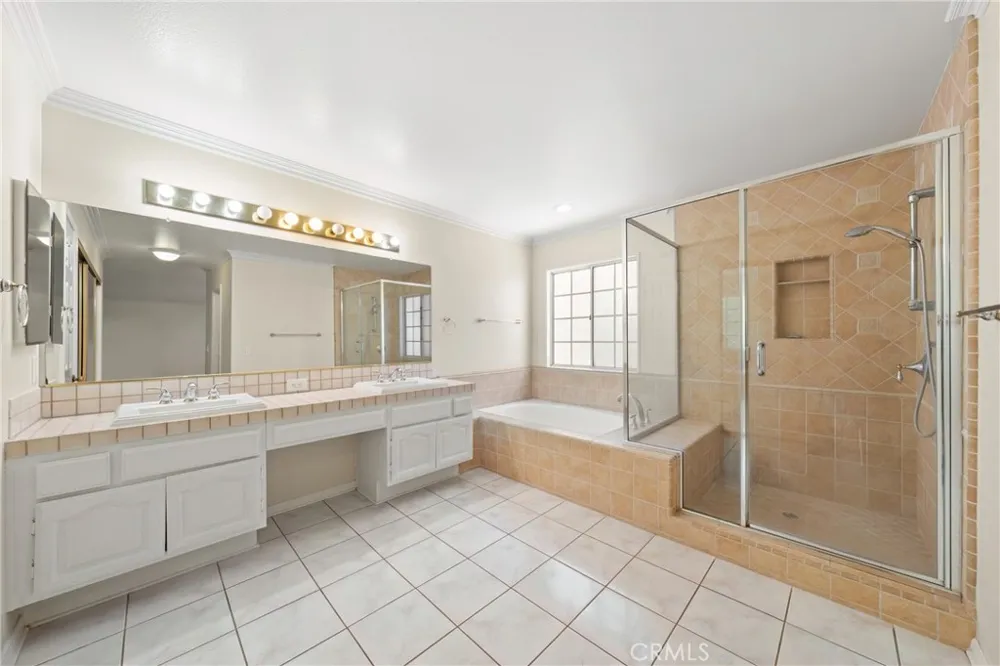 914 Sterling Oaks Court Oak Park, CA 91377