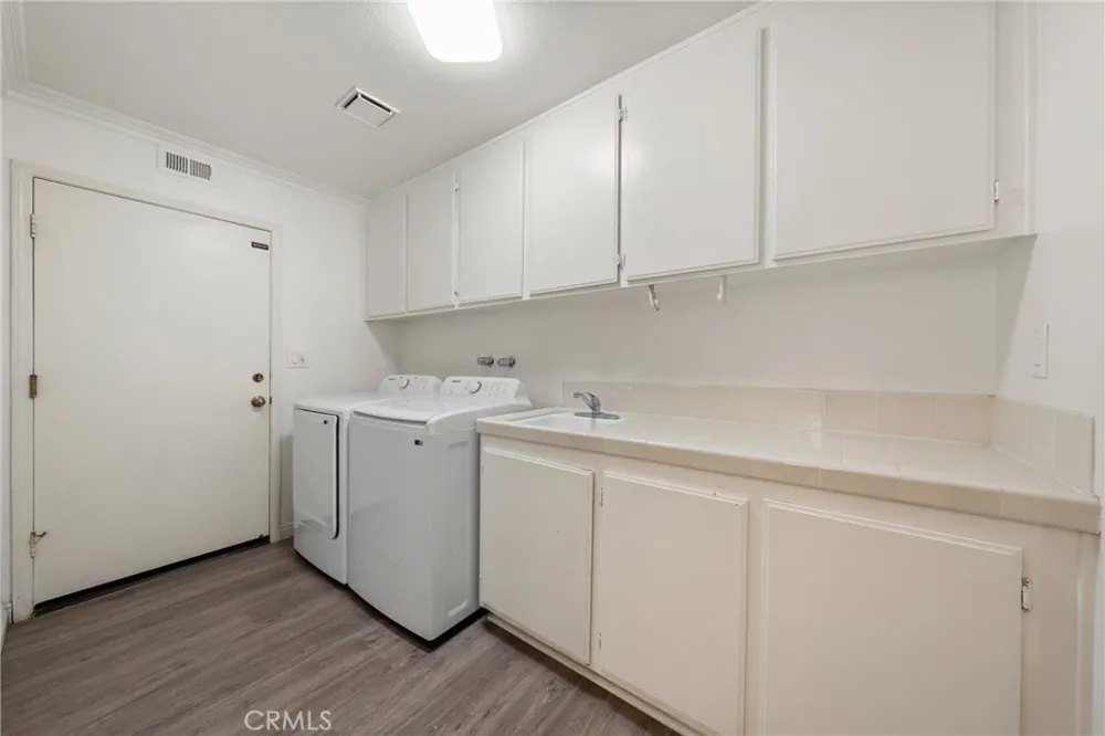 914 Sterling Oaks Court Oak Park, CA 91377
