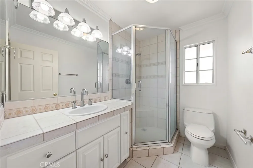 914 Sterling Oaks Court Oak Park, CA 91377