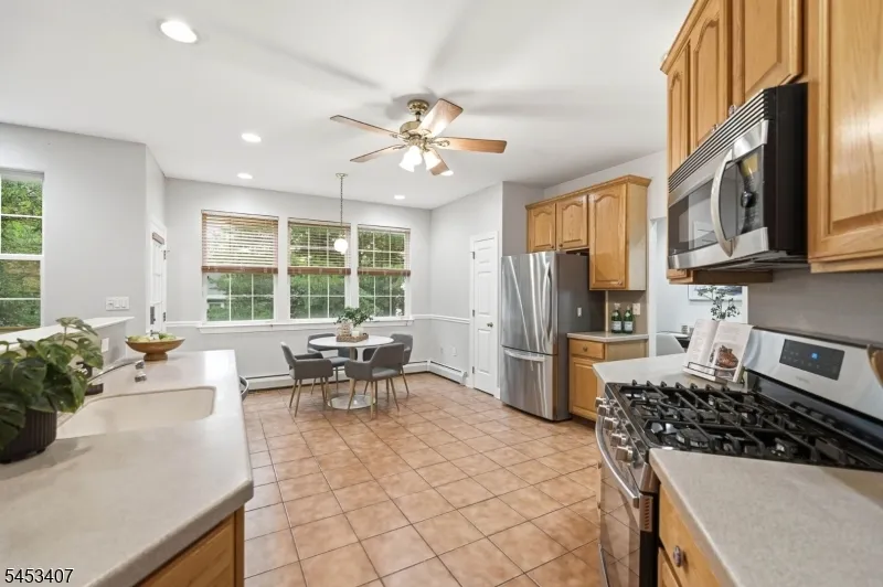 13 Oakwood Ct Cedar Grove, NJ 07009