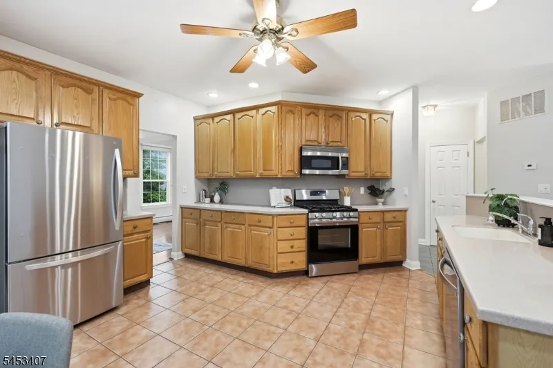 13 Oakwood Ct Cedar Grove, NJ 07009