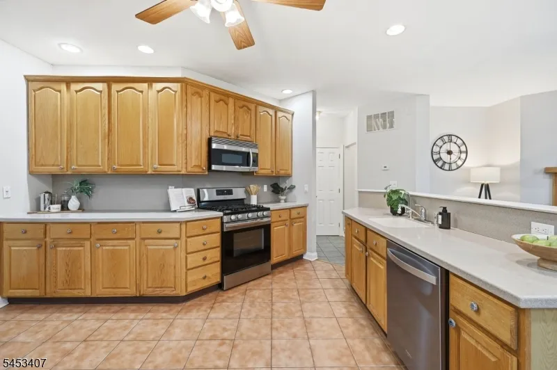 13 Oakwood Ct Cedar Grove, NJ 07009