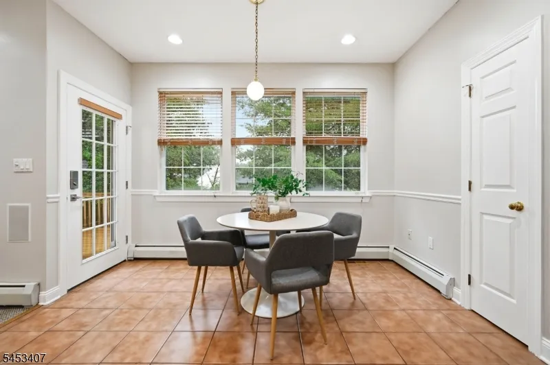 13 Oakwood Ct Cedar Grove, NJ 07009