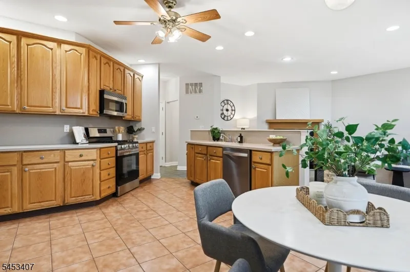 13 Oakwood Ct Cedar Grove, NJ 07009