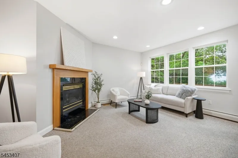 13 Oakwood Ct Cedar Grove, NJ 07009