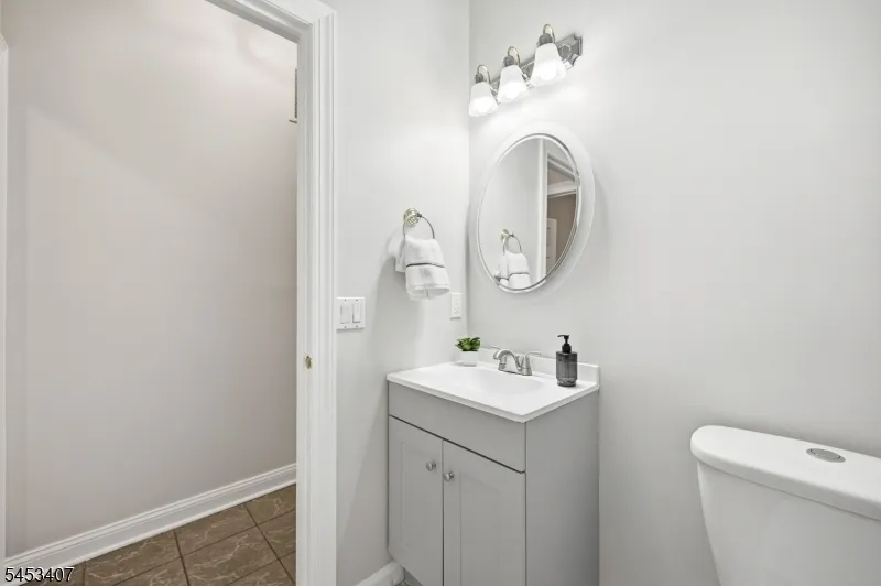 13 Oakwood Ct Cedar Grove, NJ 07009