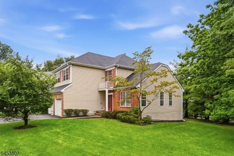 13 Oakwood Ct Cedar Grove, NJ 07009
