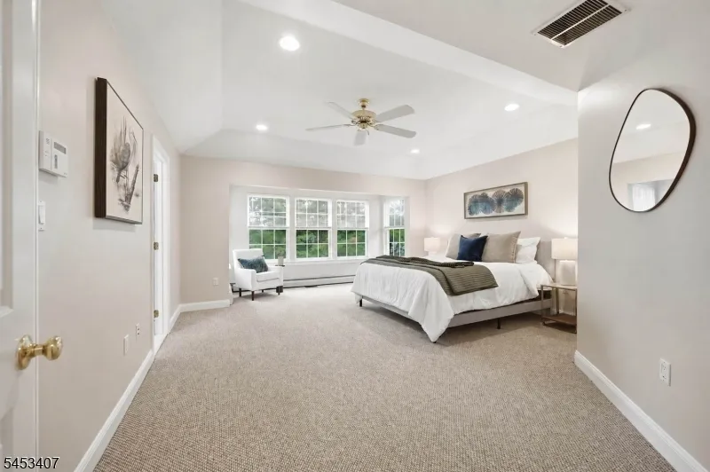 13 Oakwood Ct Cedar Grove, NJ 07009