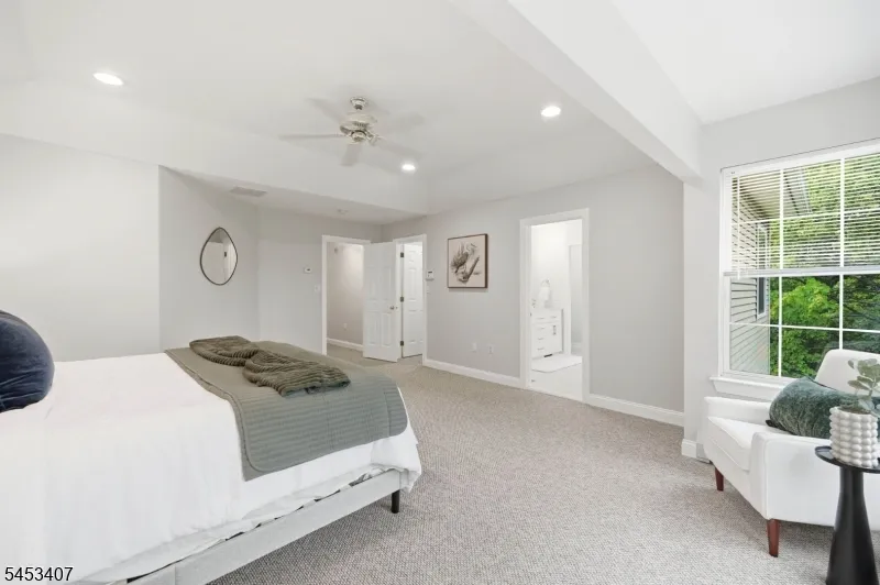 13 Oakwood Ct Cedar Grove, NJ 07009