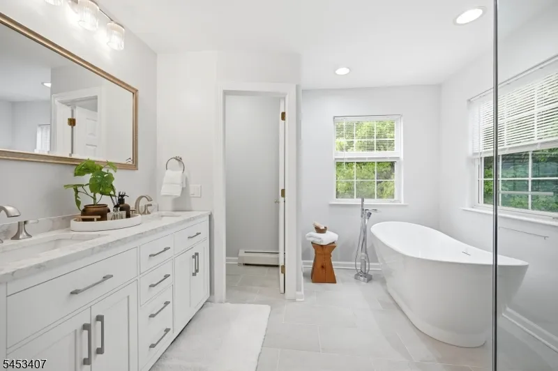13 Oakwood Ct Cedar Grove, NJ 07009