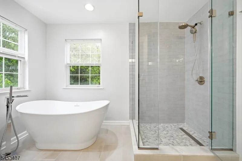 13 Oakwood Ct Cedar Grove, NJ 07009