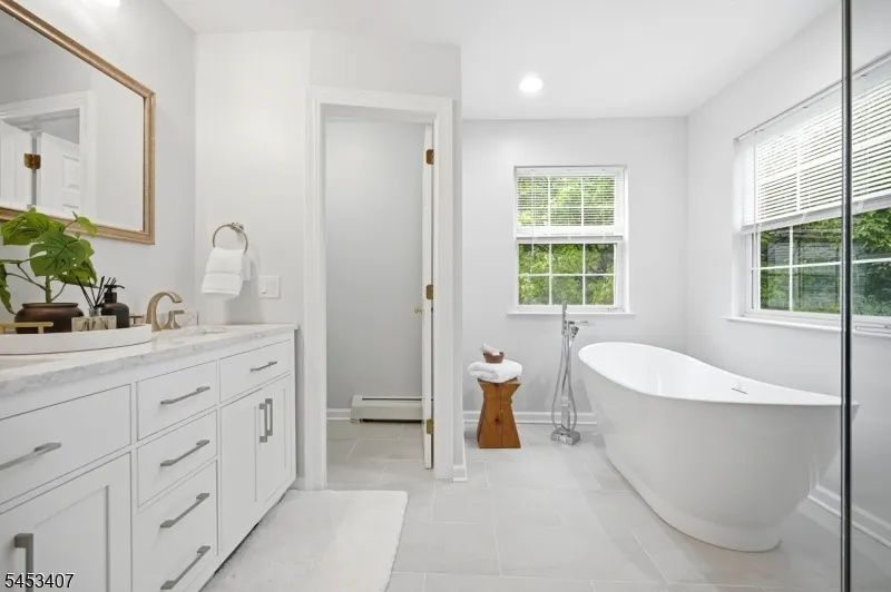 13 Oakwood Ct Cedar Grove, NJ 07009