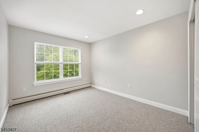 13 Oakwood Ct Cedar Grove, NJ 07009