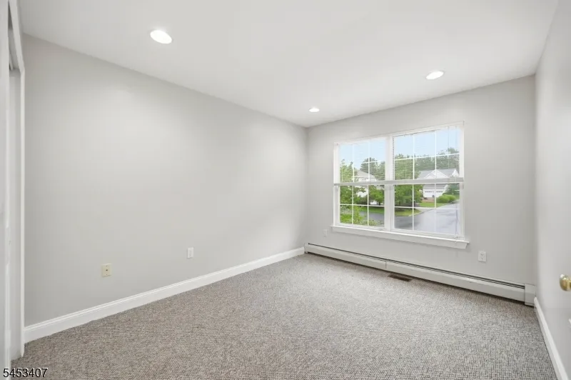13 Oakwood Ct Cedar Grove, NJ 07009