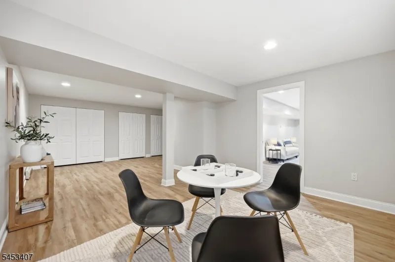 13 Oakwood Ct Cedar Grove, NJ 07009