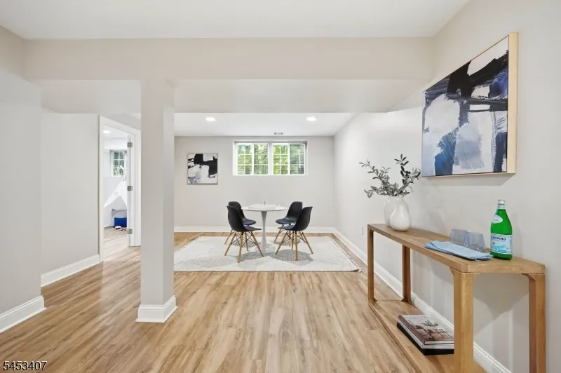 13 Oakwood Ct Cedar Grove, NJ 07009