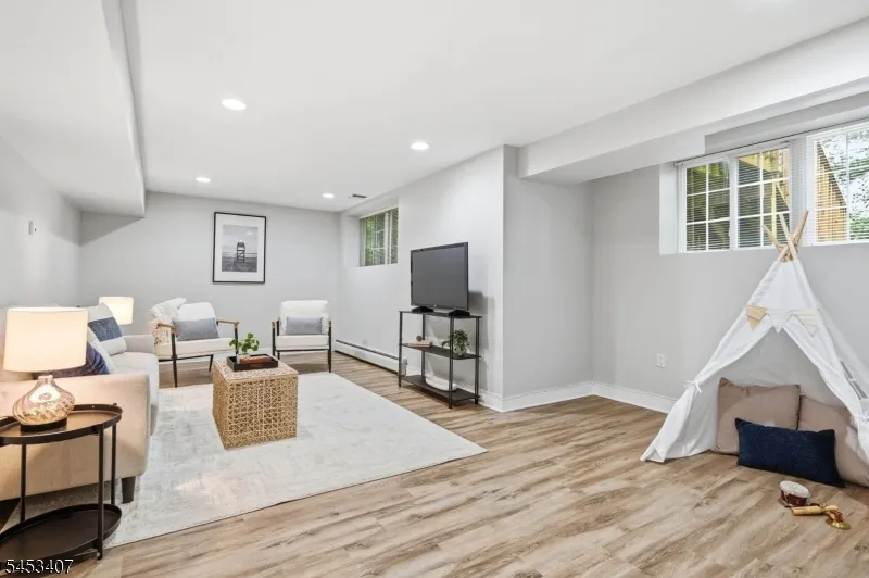 13 Oakwood Ct Cedar Grove, NJ 07009