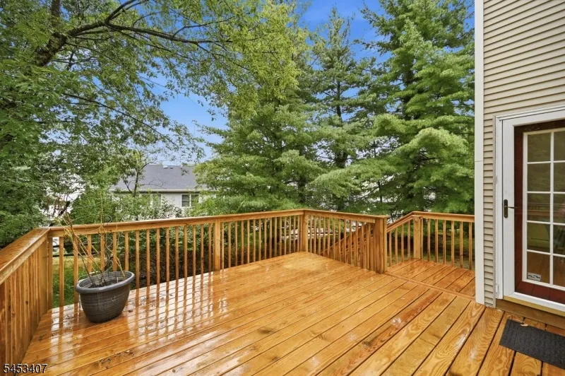 13 Oakwood Ct Cedar Grove, NJ 07009