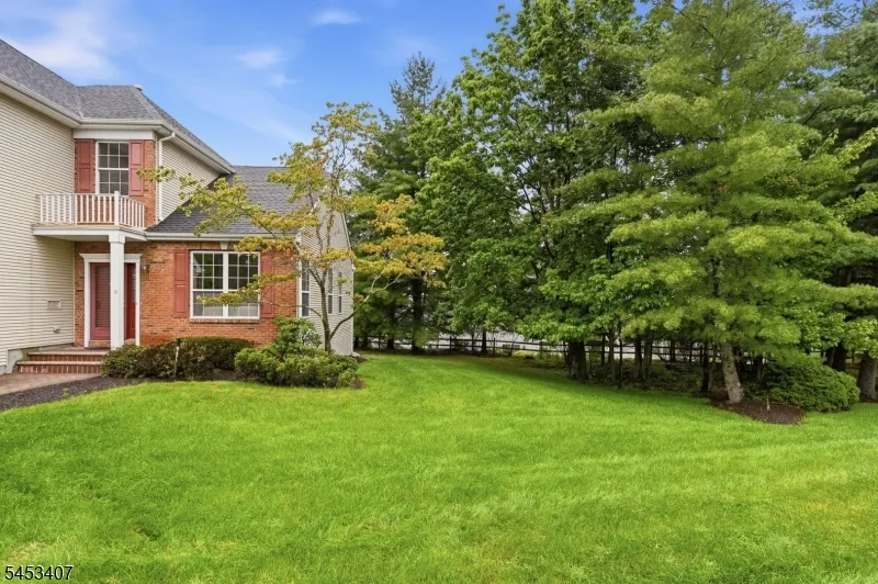 13 Oakwood Ct Cedar Grove, NJ 07009