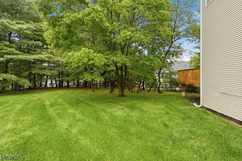 13 Oakwood Ct Cedar Grove, NJ 07009