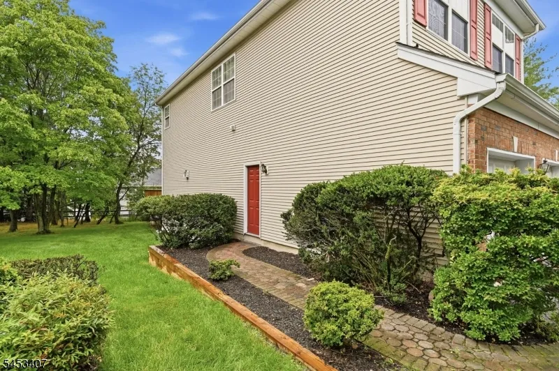 13 Oakwood Ct Cedar Grove, NJ 07009