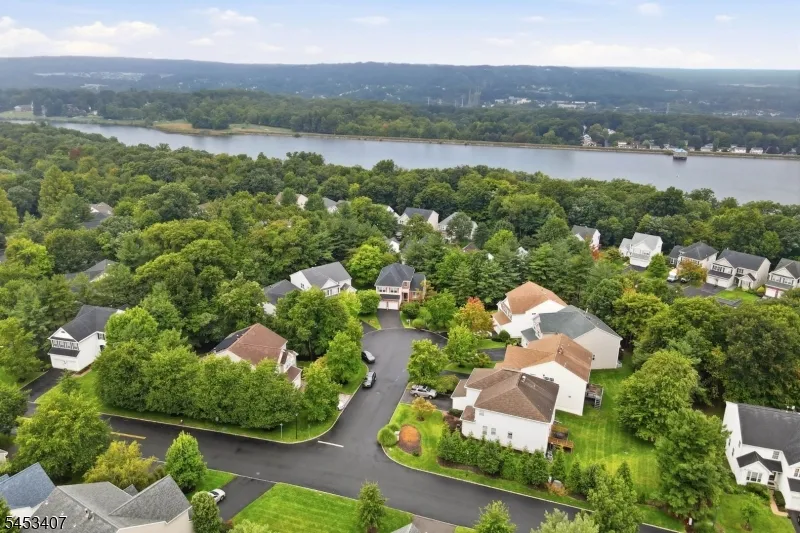 13 Oakwood Ct Cedar Grove, NJ 07009
