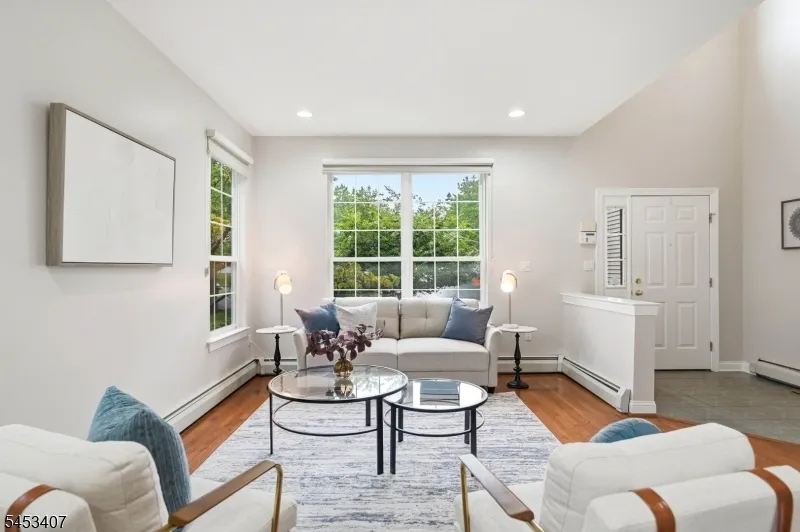 13 Oakwood Ct Cedar Grove, NJ 07009