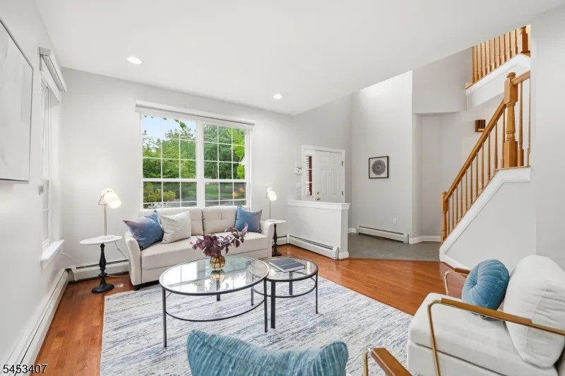 13 Oakwood Ct Cedar Grove, NJ 07009