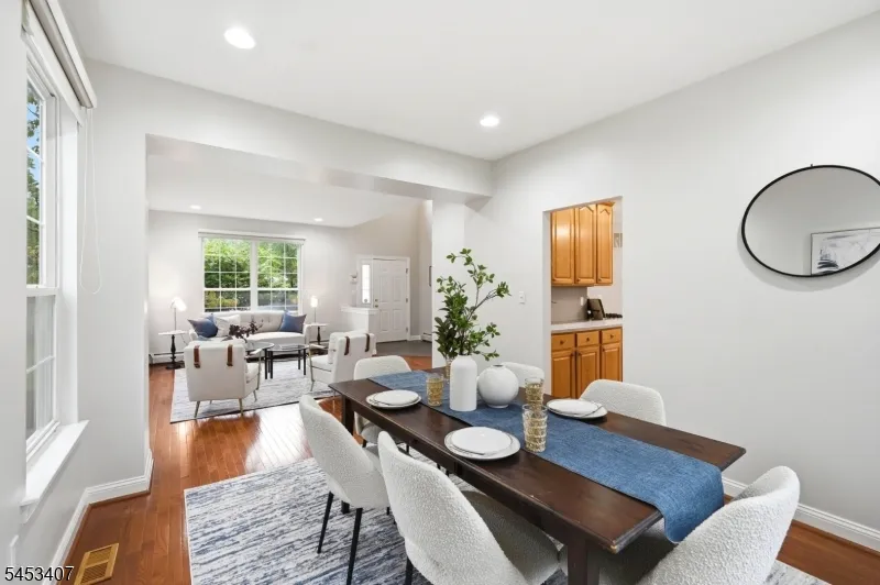 13 Oakwood Ct Cedar Grove, NJ 07009